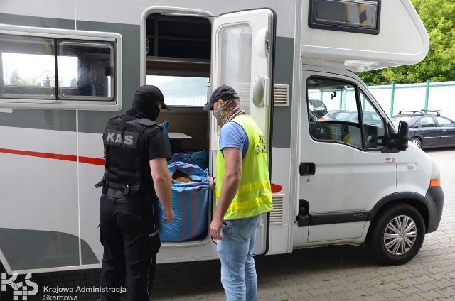 15 czerwca w trakcie wspólnych działań kontrolnych, mundurowi z Krajowej Administracji Skarbowej i Straży Granicznej zatrzymali do kontroli drogowej w rejonie miejscowości Strzyżawa (powiat bydgoski) samochód ciężarowy marki Renault Master, w którym ujawnili 330 kg tytoniu do palenia bez wymaganych znaków akcyzy. Nielegalny towar znajdował się w przestrzeni ładunkowej dostawczaka i zapakowany był w 22 worki po 15 kg każdy - informuje Bartosz Stróżyński, rzecznik prasowy IAS w Bydgoszczy.