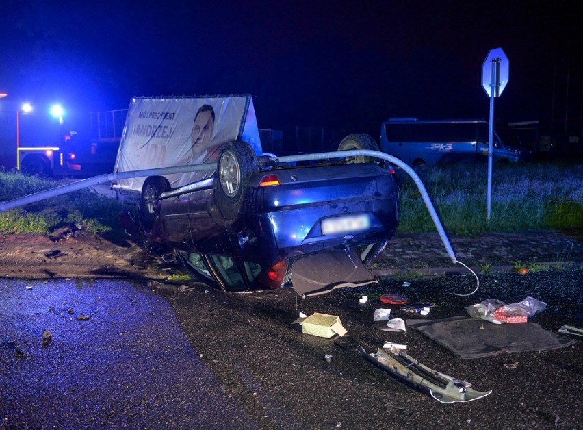 Wypadek na ul. Sanockiej w Przemyślu. 18-latek uderzył fordem w latarnię i dachował. Dwie osoby w szpitalu [ZDJĘCIA]