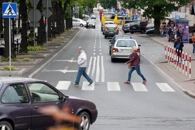 Niepotrzebne oznakowanie na jezdni przy ul. Wojska Polskiego zostanie niebawem sfrezowane.