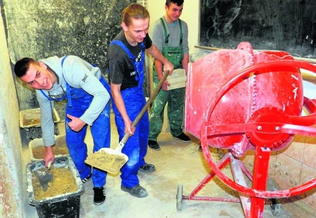 Uczniowie jeżowskiego technikum budowlanego mają powody do radości z powodu dobrych wyników egzaminacyjnych.