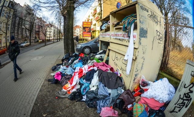 Spora część zgłoszeń w sprawie śmieci dotyczyła nielegalnych składowisk tworzących się przy kontenerach na używaną odzież