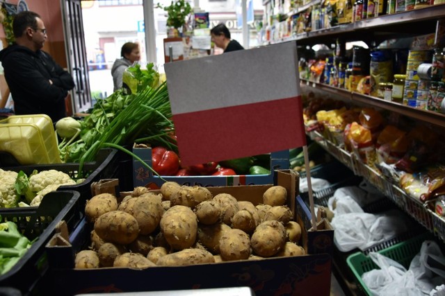 Klienci szukają polskich ziemniaków. Niektórzy sprzedawcy jasno odpowiadają na te potrzeby.