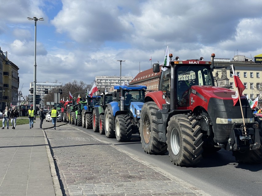 Rolnicy protestowali w Szczecinie. Ponad 100 ciągników zablokowało Trasę Zamkową [ZDJĘCIA]