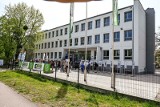Budynek VII LO w Bydgoszczy przekazany szkole. Tak wygląda po kompleksowej termomodernizacji - zdjęcia [2.05.2024 r.]