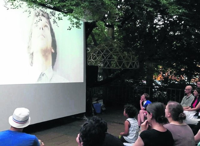 Pokaz filmów odbył się na dziedzińcu Heikonaut w Berlinie