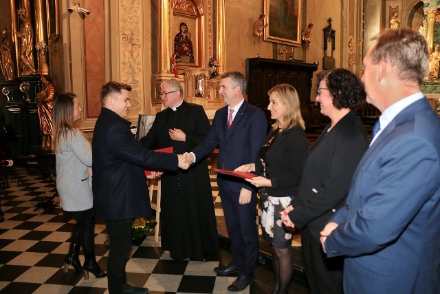 W Wieliczce wręczono stypendia i nagrody dla uzdolnionych uczniów przyznane w ramach gminnego Funduszu im. Jana Pawła II. Takie wyróżnienia otrzymało tym razem 14 dzieci i młodzieży