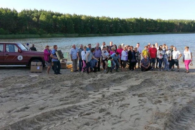 Dzięki zaangażowaniu mieszkańców sołectwa Młyniec  Drugi,  ekip gminnych i radnych uporządkowano i poszerzono linię brzegową jeziora