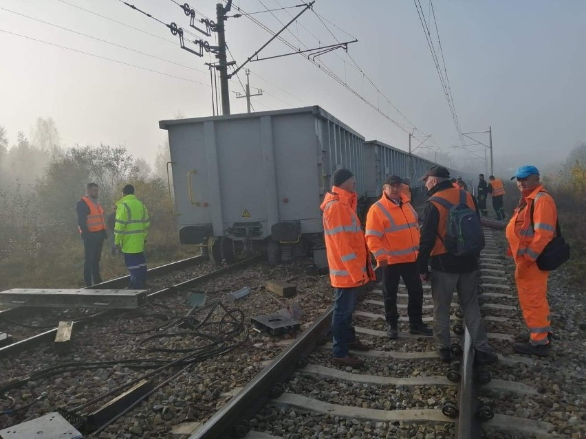 Dwa pociągi wykolejone w Suchedniowie. Linia kolejowa Kielce - Skarżysko została zablokowana