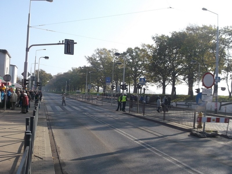 Wrocław: Dziś znacznie mniejszy ruch na cmentarzu Osobowickim (ZDJĘCIA)