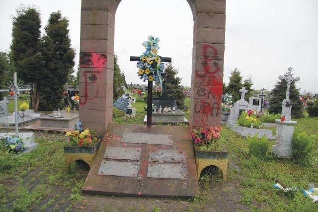 Sprawę pomnika w Hruszowicach, pod kątem kradzieży tablic, bada policja.