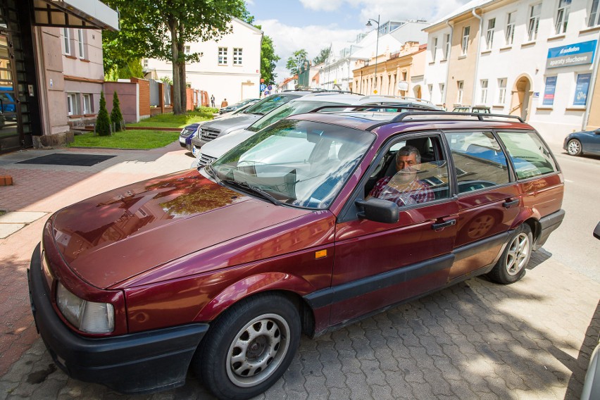 Franciszek Kościuk przywozi żonę do centrum onkologii....