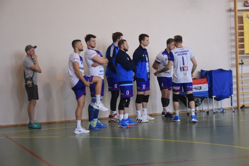 Siatkarskie emocje w Jedlińsku. SPS Radmot pokonał Volley SKK Belsk Duży. Trzeci mecz o awans do trzeciej ligi w niedzielę. Zobacz zdjęcia  