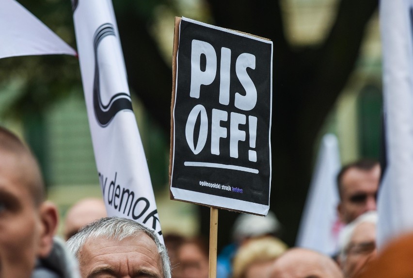 Protest przed Urzędem Wojewódzkim Nauczyciele ZNP...