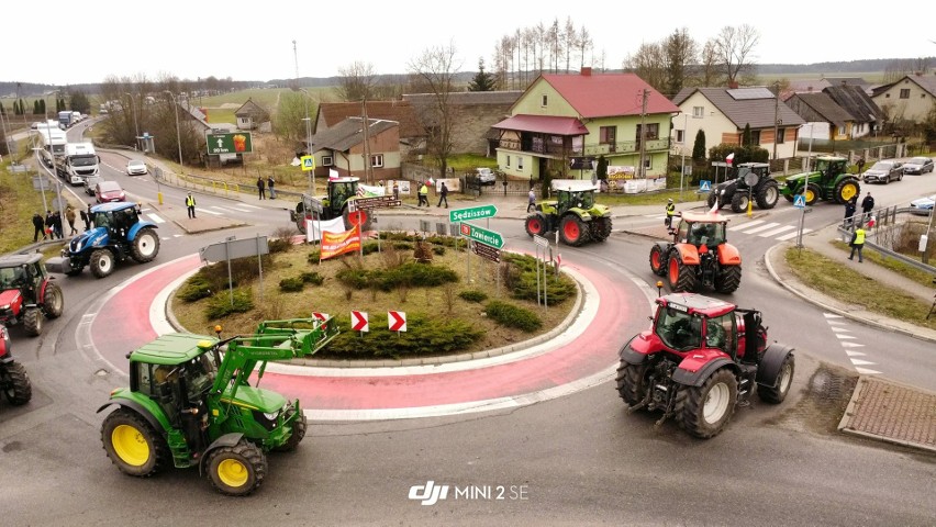 Protest rolników w Nagłowicach. Rolnicy znów blokują drogę krajową numer 78. Działa zielone miasteczko