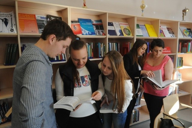 - Przewertowaliśmy sporo książek, przygotowując się do udziału w konferencji - mówią studenci "medycznej&#8221;.