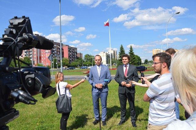 Poseł Rafał Weber i prezydent Lucjusz Nadbereżny na tak zwanym dużym rondzie, gdzie są sekundniki przy sygnalizacji