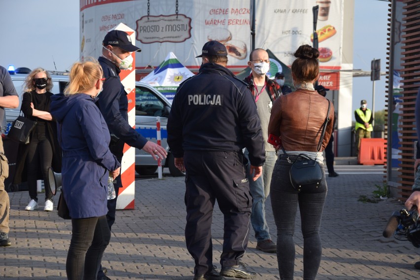 24.04.2020. Protest na przejściu granicznym Słubice -...