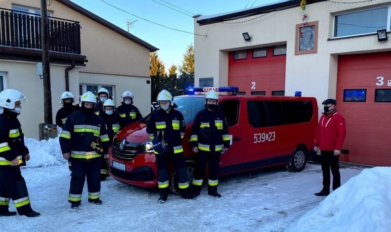 Oto "nowe" auto dla strażaków ochotników z Osia. Zobaczcie, jak wygląda! [zdjęcia]