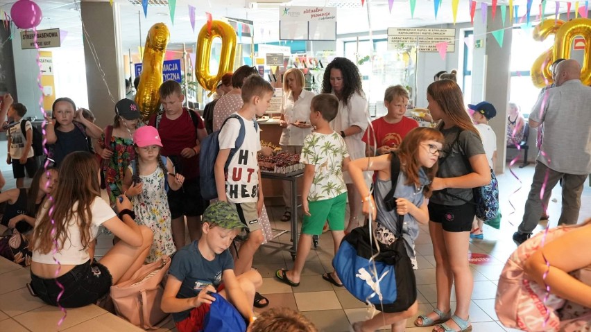 20 lat krytej pływalni Delfin w Kozienicach! Był pyszny tort i wspólne świętowanie. Zobaczcie zdjęcia