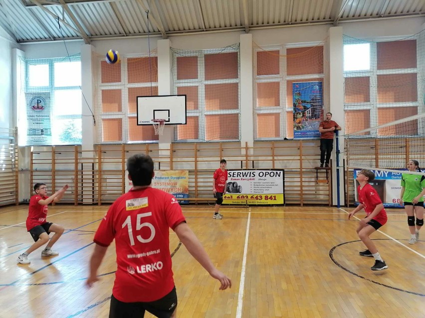 Kolejny Powiatowy Turniej Piłki Siatkowej Chłopców Szkół Podstawowych odbył się w Sukowie. Wygrała Szkoła Podstawowa z Mójczy