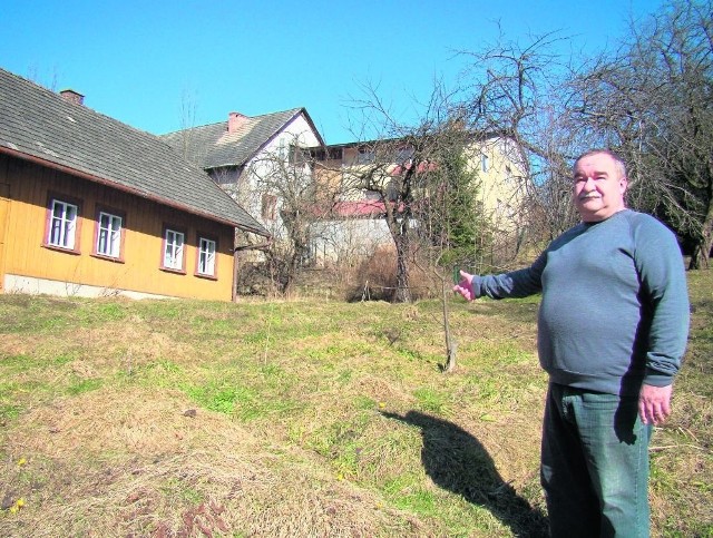 Ten dom jest nienaruszony, ale mieszkańcom kazano się z niego wyprowadzić. Powyżej stoi dom i działający warsztat. - To ten sam stok? Gdzie więc jest to osuwisko? - pyta Krzysztof Chorąży