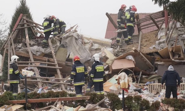 Potężny wybuch kompletnie zniszczył dom w Trlągu. Wydobyta z gruzów 86-letnia kobieta w ciężkim stanie trafiła do szpitala.