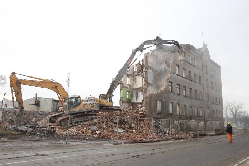 Rozbierają kamienicę przy skrzyżowaniu ulic Kilińskiego i Dąbrowskiego. 