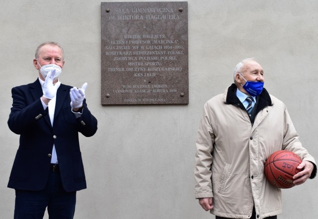 Wiktor Haglauer (z prawej) podczas uroczystość nadania hali gimnastycznej I LO jego imienia