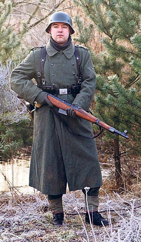 Waffen-Grenadier łotewskiego 34. pułku grenadierów SS...