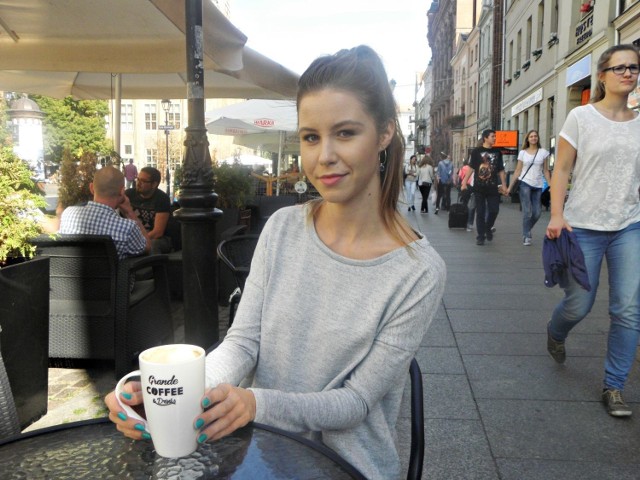 Na zdjęciu Ewa Siepak - miłośniczka kawy - w toruńskiej kawiarni Grande Coffee przy Rynku Staromiejskim 12.