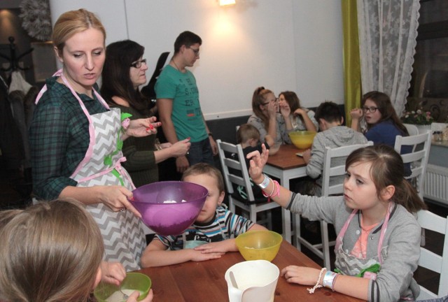 Dzieci spotkały się w  MammaLeo przy ulicy Szewskiej i pod okiem Doroty Boryckiej, właścicielki restauracji przygotowywały pyszne, rumiane bułeczki.