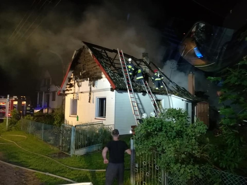 Jałówka. Pożar domu i budynku gospodarczego. Z ogniem walczyło 10 zastępów straży pożarnej [ZDJĘCIA]