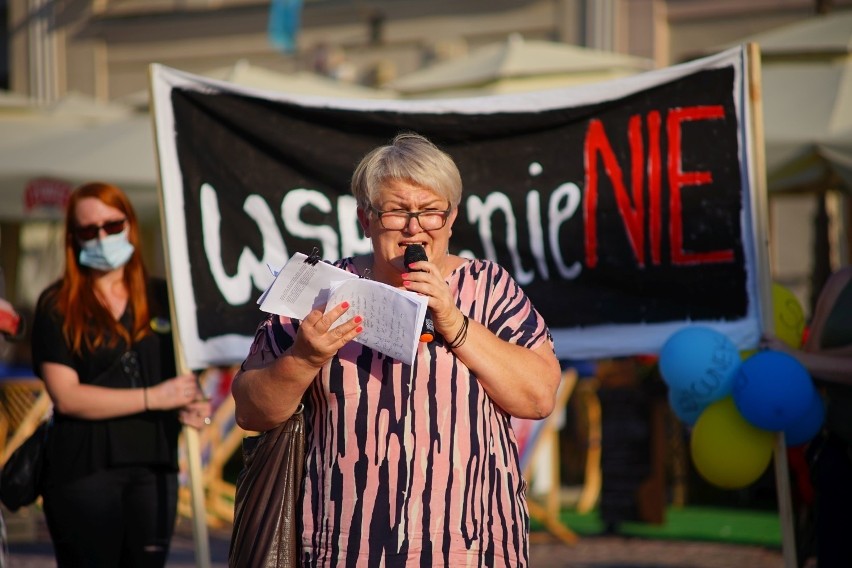 Manifestacja na Rynku w Rzeszowie: "Nie dla przemocy domowej!"