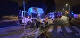 Wypadek w Mysłowicach. Samochód kurierski uderzył w słup. Ze zmasakrowanego pojazdu wyciągnięto kierowcę. 44-latek trafił do szpitala