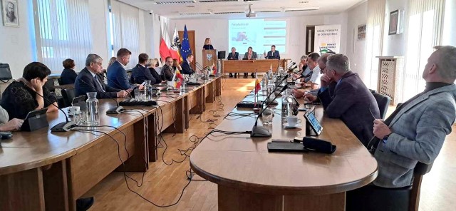 Rada Powiatu w Oświęcimiu przyjęła program wsparcia leczenia niepłodności metodą in vitro dla mieszkańców powiatu oświęcimskiego
