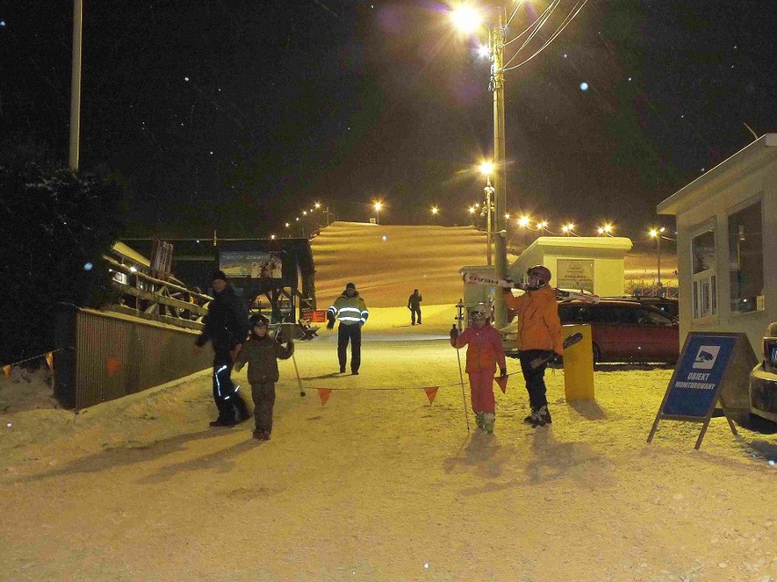 Sobotni wieczór na stoku narciarskim w Niestachowie. Zobacz zdjęcia 