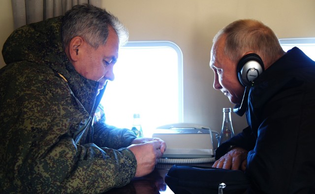 Władimir Putin i jego minister obrony Siergiej Szojgu