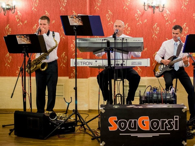 Zespół "SouGorsi" gra na żywo. Repertuar dobierają odpowiednio do oczekiwań zleceniodawcy i gości.