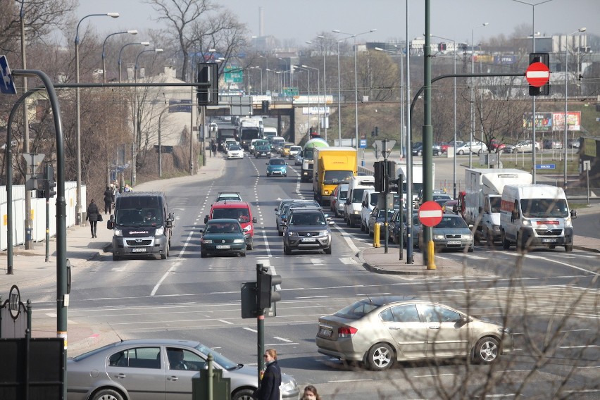 Plac budowy przy al. Powstańców Śląskich, 17 marca.