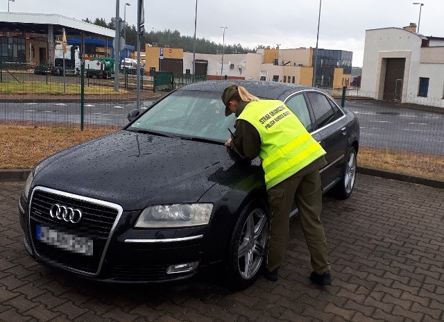 Przejście graniczne w Kuźnicy. Funkcjonariusze zatrzymali Audi z przerobionym numerem nadwozia.