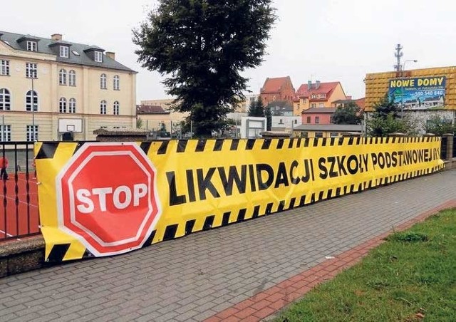 Na ogrodzeniu Szkoły Podstawowej nr 1 w Świdwinie zawisł transparent protestacyjny 