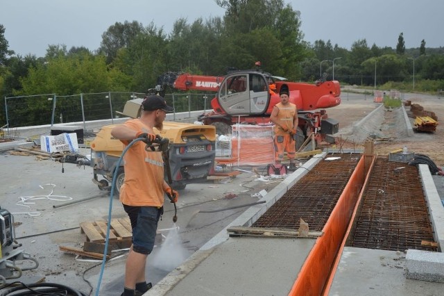 Prace przy budowie wiaduktu w Skarżysku - Kamiennej trwają, ale jest problem z pieniędzmi na zakończenie inwestycji.
