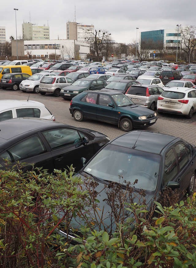 Parking przy mulitpleksie przy Czerwonej Drodze jest pełen samochodów o każdej porze dnia