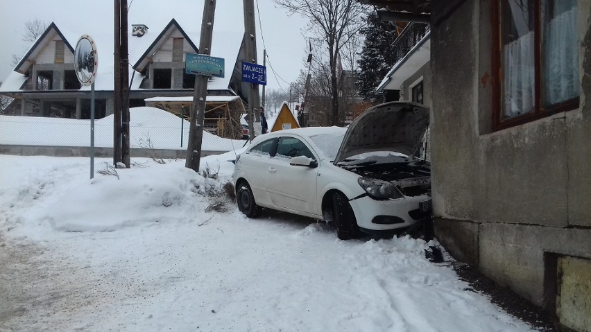 Podhale: Spadł śnieg i na drogach zrobiło się niebezpiecznie. Mamy serię wypadków i kolizji [ZDJĘCIA]