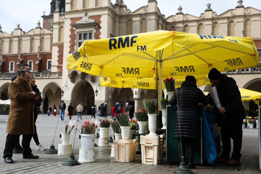 Panowie kupują kwiaty na Dzień Kobiet u kwiaciarek na Rynku