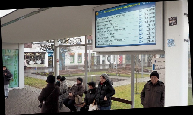 Jedyny w tej chwili, działający, elektroniczny rozkład jazdy na przystanku w Koszalinie - przy ratuszu