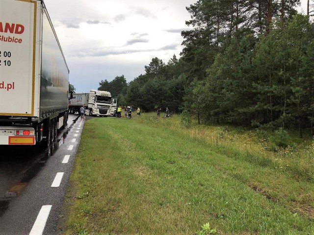 Do tragicznego wypadku doszło we wtorek (1 sierpnia) na drodze krajowej nr 22 miedzy Słońskiem a Lemierzycami. Nie żyje 44-letni motocyklista. Zdjęcie przysłał nam na Facebooku nasz Czytelnik Marek Maciejewski.