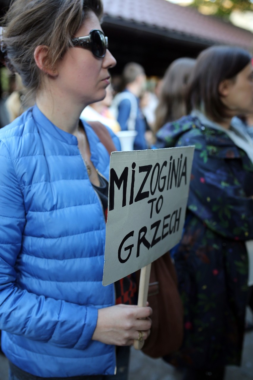 Strajk kobiet w Krakowie. Protestowano przeciwko zakazowi...