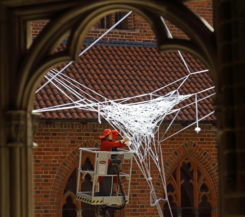 Niezwykła rzeźba-instalacja powstaje na zamku w Malborku