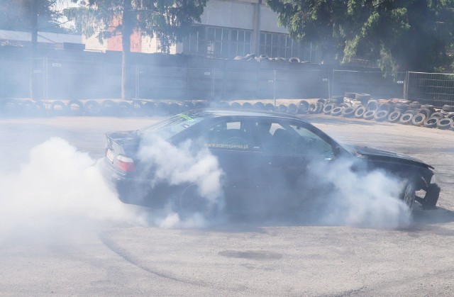 Auto Moto Show w Skaryszewie, największa impreza motoryzacyjna w regionie radomskim, która co roku przyciąga do Centrum Wystawienniczo-Targowego tłumy automaniaków z całej Polski. Nie inaczej było również w tym roku. Uczestnicy mogli podziwiać piękne auta z różnych epok czy też... piękne kobiety. > 